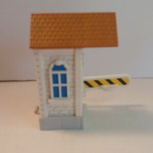 2004 Fisher Price GEOTRAX Toll Gate Train Playset